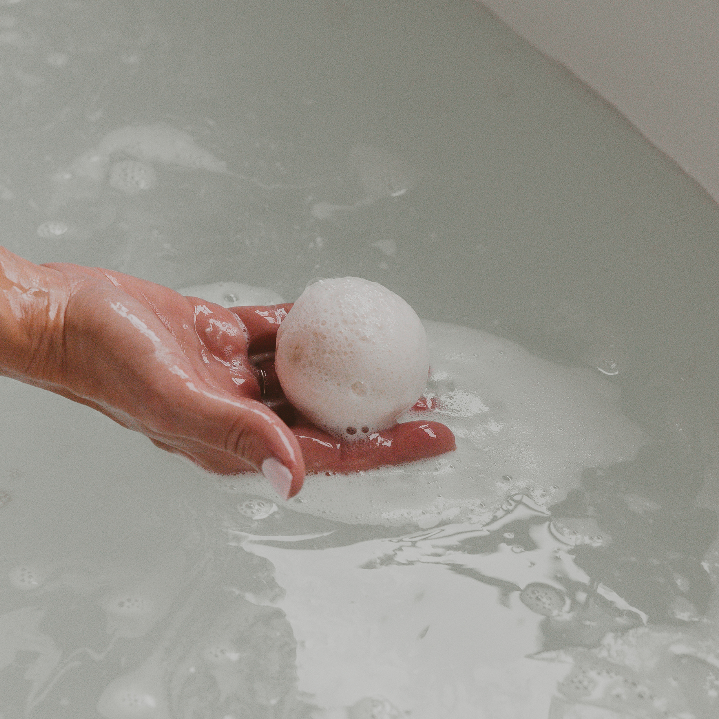 White Tea and Jasmine 4.6 oz Bath Bomb